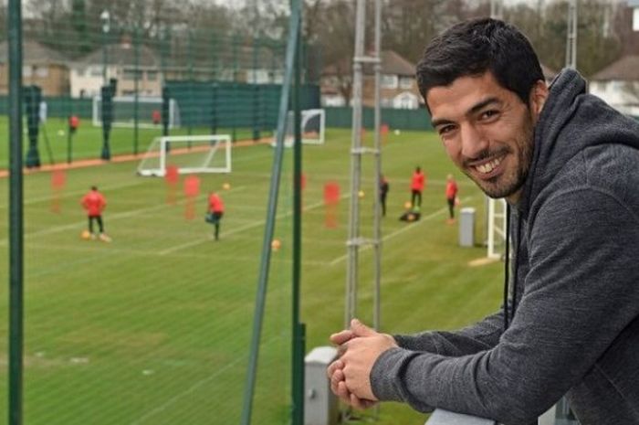  Luis Suarez mengunjungi tempat latihan Liverpool di Melwood, pada Selasa (8/3/2016). 