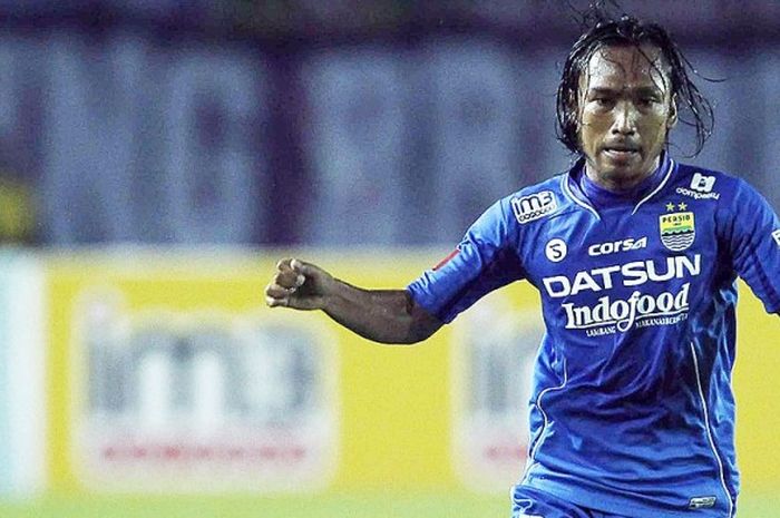 Pemain Persib Bandung Hariono (biru) berebut bola dengan pemain Sriwijaya FC (kuning) dalam laga Torabika Soccer Championship di Stadion Si Jalak Harupat, Sabtu (30/4) malam WIB.