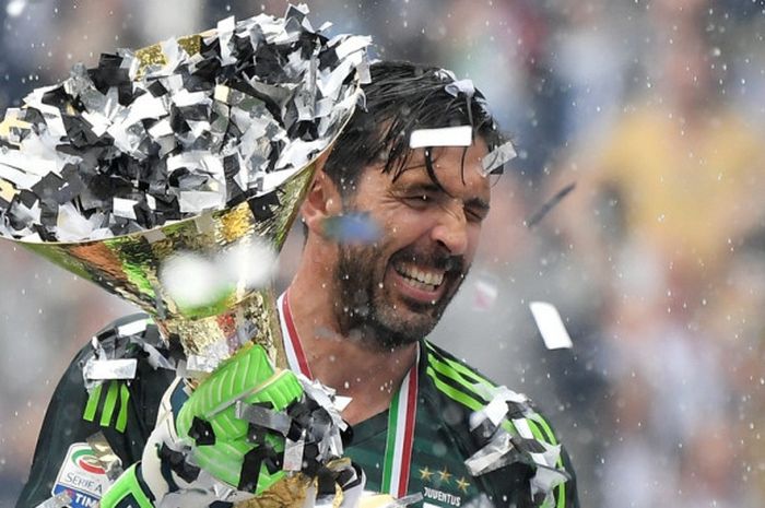 Kiper Juventus, Gianluigi Buffon, mengangkat trofi Liga Italia seusai melakoni laga pamungkas kontra Hellas Verona di Stadion Allianz, Turin pada 19 Mei 2018.