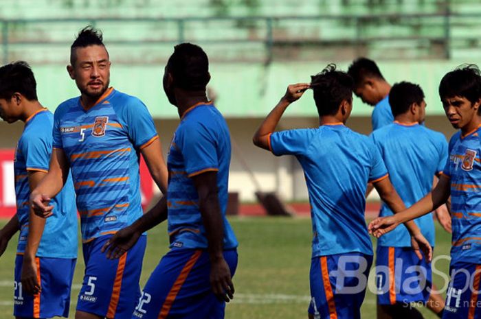 Kunihiro Yamashita, terlihat sedang berjalan dengan rekan timnya dalam sesi latihan 