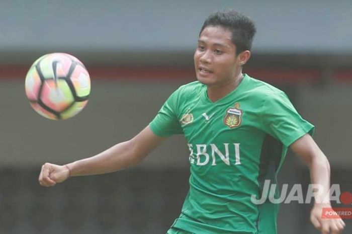 Aksi gelandang Bhayangkara FC, Evan Dimas, saat mengontrol bola dalam laga melawan Bhayangkara FC pada laga pekan ketujuh Liga 1 musim 2017 di Stadion Patriot, Kota Bekasi, Sabtu (20/5/2017) sore.