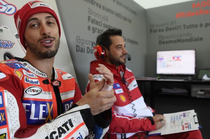 Pebalap tim Ducati, Andrea Dovizioso, bersiap untuk sesi latihan bebas MotoGP Valencia, Jumat (10/11/2017).