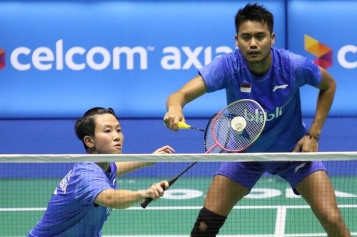 Pasangan ganda campuran Indonesia, Tontowi Ahmad/Liliyana Natsir, saat menghadapi pasangan Lu Kai/Huang Yaqiong (China) pada babak semifinal Malaysia Terbuka di Stadium Perpaduan, Kuching, Sabtu (8/4/2017). Tontowi/Liliyana kalah 8-21, 16-21.