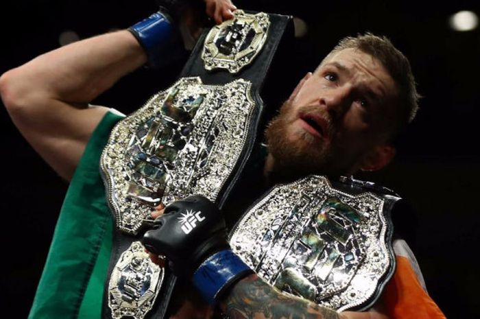 Conor McGregor saat berhasil mengawinkan kemenangan kelas bulu dan ringan.