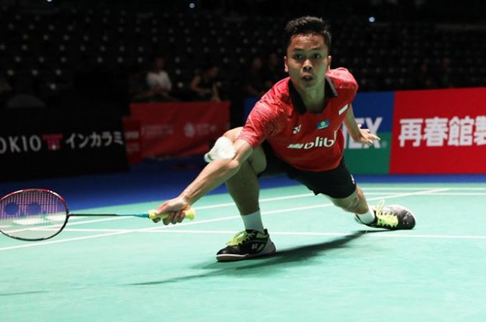 Pebulu tangkis tunggal putra Indonesia, Anthony Sinisuka Ginting, berupaya mengembalikan kok ke arah Ng Ka Long Angus (Hongkong) pada babak pertama Japan Open 2018 di Musashino Forest Sport Plaza, Tokyo, Jepang, Selasa (11/9/2018).