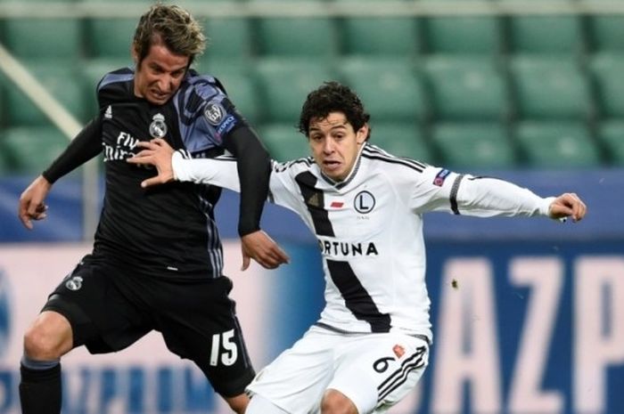 Bek sayap Real Madrid, Fabio Coentrao (kiri), berduel dengan pemain Legia Warszawa, Guilherme, dalam partai Liga Champions di Warsawa, Polandia, 2 November 2016.