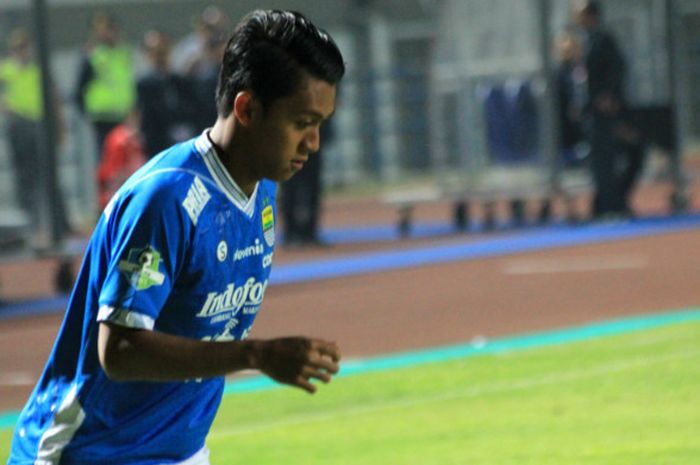 Pemain Sayap Persib Bandung, Febri Hariyadi, saat melawan Persela Lamongan di Stadion Gelora Bandung Lautan Api.