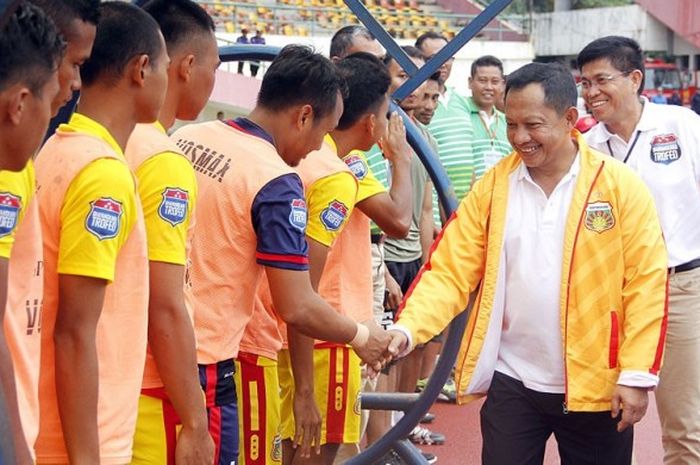 Kapolri Jenderal Tito Karnavian menyalami tim Bhayangkara FC sebelum berlaga di ajang Trofeo Bhayangkara yang digelar di Stadion Manahan, Solo, Minggu (29/1/2017).