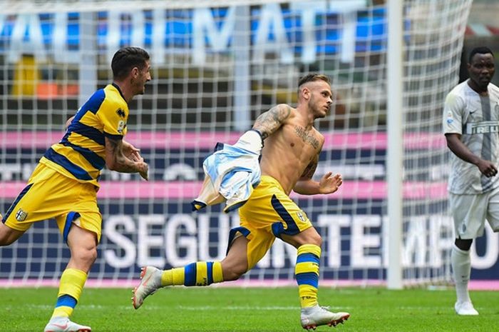 Bek Parma, Federico Dimarco (tengah), merayakan gol yang dicetak ke gawang Inter Milan dalam laga Liga Italia di Stadion Giuseppe Meazza, Milan, Italia pada 15 September 2018.