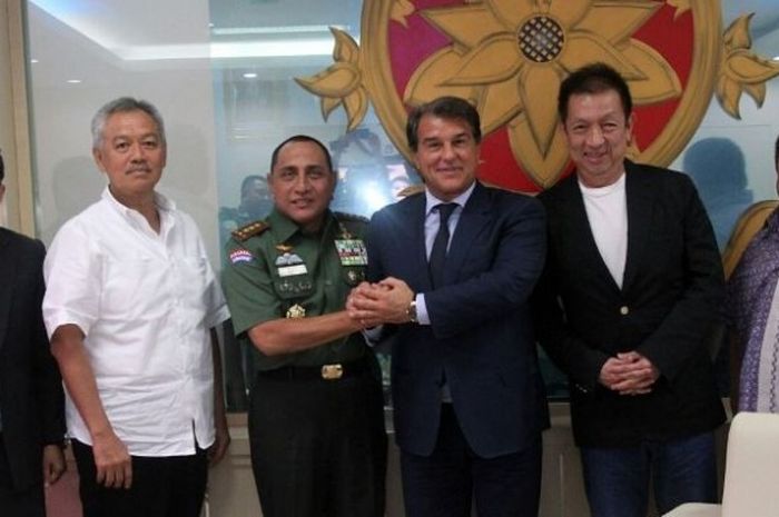 Ketua Umum PSSI, Edy Rahmayadi, bertemu dengan Mantan Presiden Barcelona, Joan Laporta, Presiden Valencia, Peter Lim, dan pengusaha Tomy Winata di Makostrad Gambir, Jakarta, Senin (3/4)/2017). 