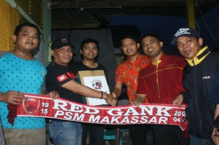 Salah satu ordo suporter PSM Makassar, Red Gank, mengumpulkan sumbangan untuk korban kebakaran di di Jl Kakatua, Kamis (19/4/2018).