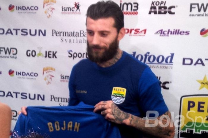 Pemain anyar Persib Bandung, Bojan Malisic saat diperkenalkan kepada media di Graha Persib, Jalan Sulanjana, Kota Bandung, Jumat (5/1/2018).