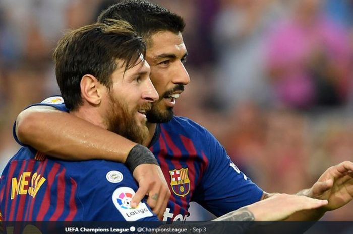  Penyerang FC Barcelona, Lionel Messi (kiri) dan Luis Suarez, merayakan gol tim mereka ke gawang Huesca, 3 September 2018. 