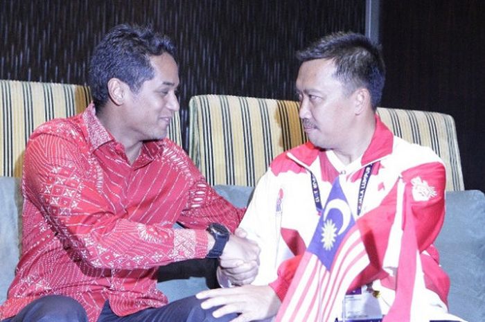 Menpora Malaysia Khairy Jamaluddin (kiri) bersalaman dengan Menpora Indonesia Imam Nahrawi, di Hotel Shangrilla, Kuala Lumpur, Malaysia, Minggu (20/8/2017).