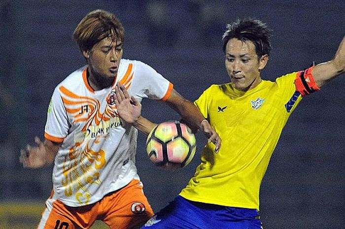 Bek tengah Perseru Serui, Ryutari Kurabe (kiri), berebut bola dengan gelandang Persegres Gresik Utd, Yusuke Kato, dalam laga lanjutan Liga 1 di Stadion Petrokimia, Gresik, Rabu (18/10/2017).