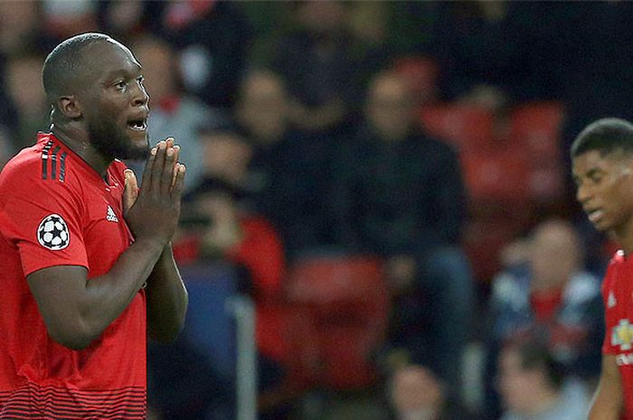 Ekspresi striker Manchester United, Romelu Lukaku, seusai gagal membobol gawang Valencia dalam laga lanjutan Grup H Liga Champions 2018-2019 di Stadion Old Trafford, Manchester, pada 22 Oktober 2018.