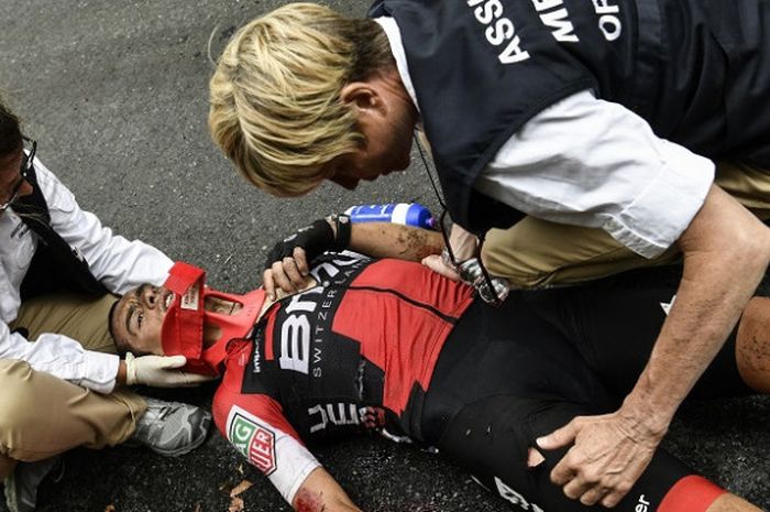 Pebalap sepeda asal Australia, Richie Porte (tengah) mendapat perawatan dari petugas saat menjalani etape ke-10 Tour de France 2017 di Chambery, Prancis, Minggu (9/7/2017).