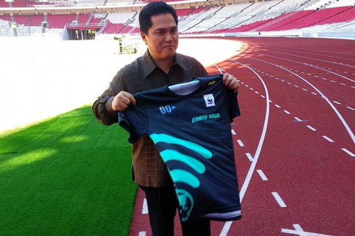    Ketua Inasgoc Erick Thohir memegang kaos kampanye Earth Hour 2018 di Stadion Utama Gelora Bung Karno, Senayan, Jakarta, Kamis (15/3/2018).   