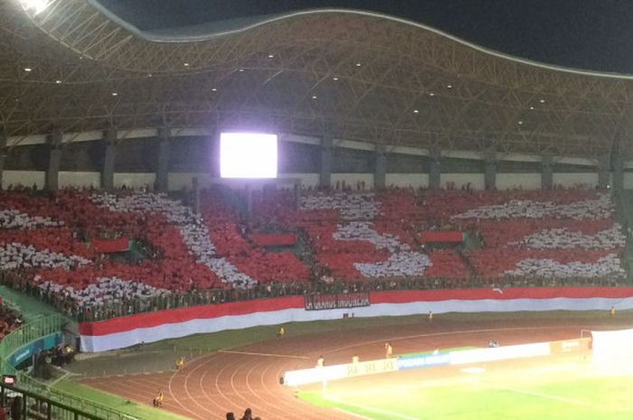 Suporter timnas U-23 Indonesia sangat kreatif untuk menunjukkan sebuah koreografi jelang laga melawan timnas U-23 Laos pada laga lanjutan Grup A cabang sepak bola Asian Games 2018 di Stadion Patriot, Bekasi, Jawa Barat, Jumat (17/8/2018).