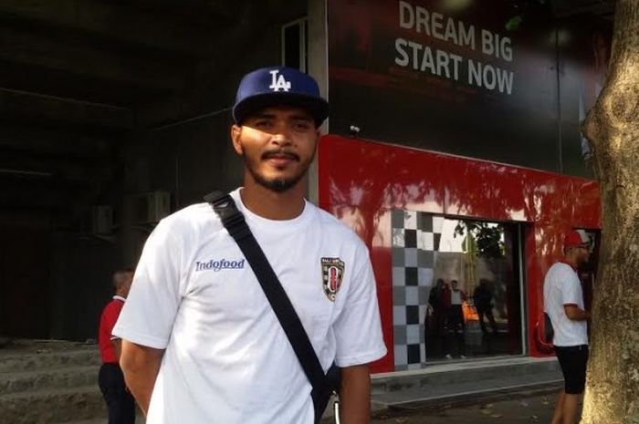 Bek baru Bali United, Hasyim Kipuw mengungkapkan sejumlah alasan gabung klub asal Pulau Dewata ini di depan Stadion Kapten I Wayan Dipta, Gianyar, Kamis (21/4/2016). 