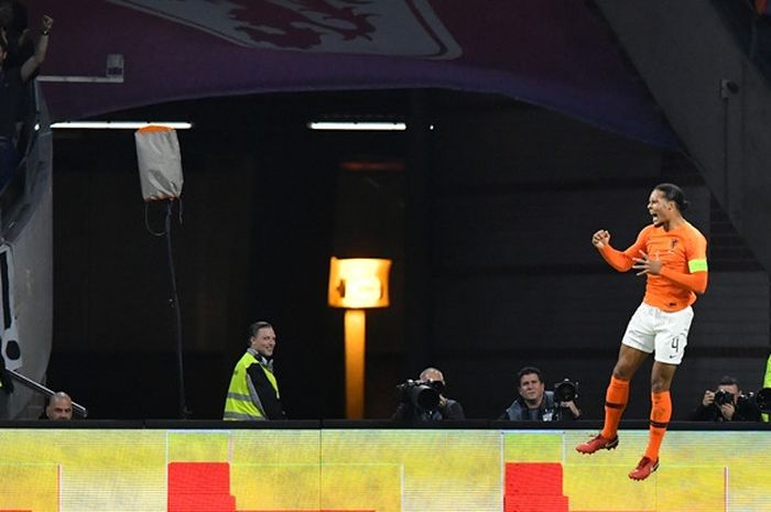 Bek Belanda, Virgil van Dijk, merayakan gol yang dicetak ke gawang Jerman dalam laga UEFA Nations League di Stadion Johan Cruijff ArenA, Amsterdam, Belanda pada 13 Oktober 2018.