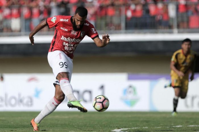 Aksi Sylvano Comvalius saat melawan Mitra Kukar di Stadion Kapten I Wayan Dipta, Gianyar, Minggu (27/8/2017).