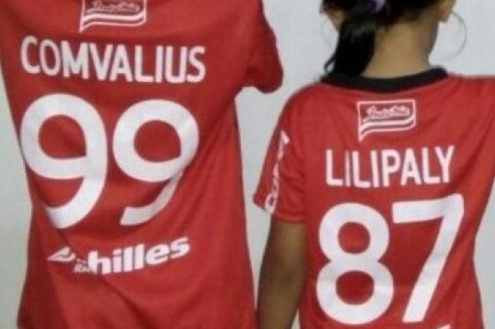 Jersey Sylvano Comvalius dan Stefano Lilipaly.