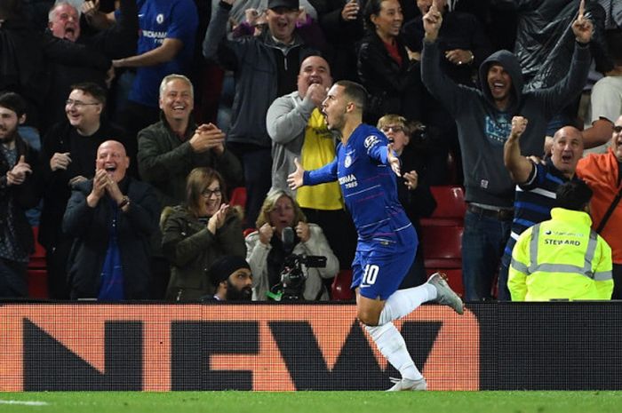 Selebrasi penyerang Chelsea, Eden Hazard, seusai berhasil mencetak gol kemenangan timnya ke gawang Liverpool dalam laga ronde ke-3 Piala Liga Inggris 2018-2019 di Stadion Anfield, Liverpool, Inggris, pada Rabu (26/9/2018).