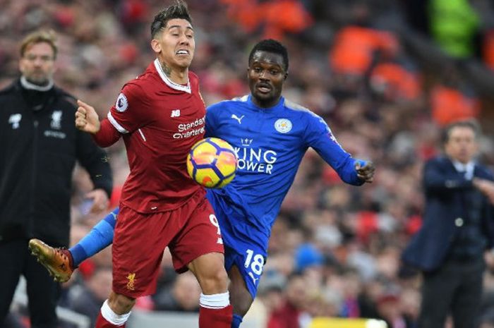 Pemain Liverpool, Roberto Firmino, berduel dengan pemain Leicester, Daniel Amartey, dalam laga Liga Inggris di Stadion Anfield, Sabtu (30/12/2017).