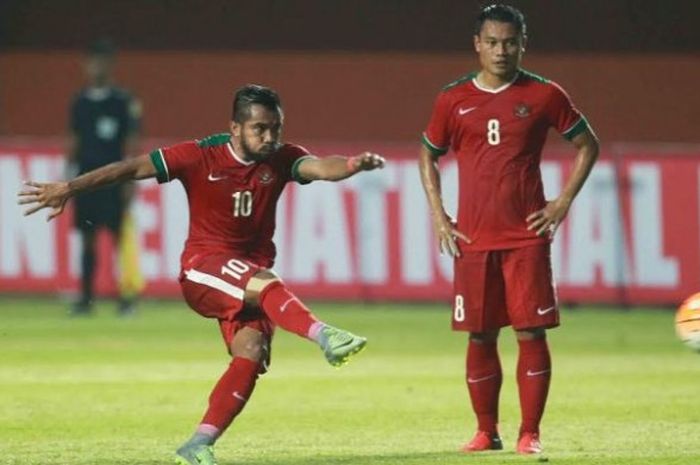  Gelandang Dedi Kusnandar melihat winger Zulham Zamrun melepaskan sepakan bebas yang berbuah gol per