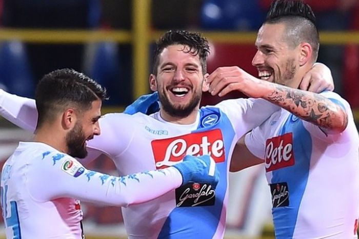 Gelandang Napoli asal Slovakia, Marek Hamsik (kanan), melakukan selebrasi bersama penyerang asal Belgia, Dries Mertens, dan gelandang dari Italia, Lorenzo Insigne (kiri), usai mencetak gol ke gawang Bologna dalam laga Serie A di Stadion Renato Dall'Ara, Bologna, Sabtu (4/2/2017).