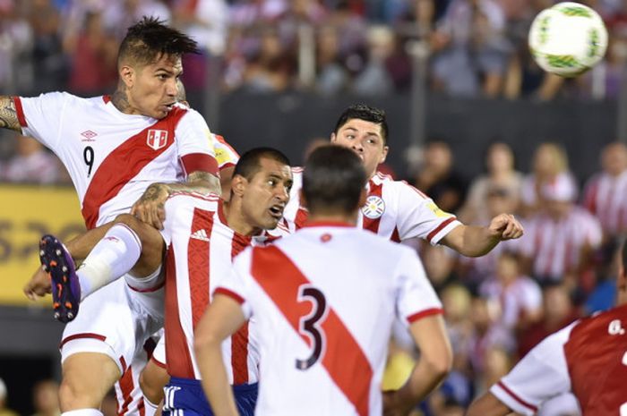 Aksi striker tim nasional Peru, Paolo Guerrero (kiri), berduel dengan pemain Paraguay, Paulo Da Silva (tengah), dalam laga Kualifikasi Piala Dunia 2018 di Asuncion, Paraguay, pada 10 November 2016.