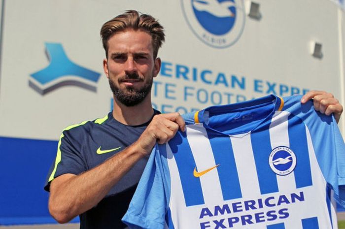 Gelandang Davy Propper resmi memperkuat Brighton & Hove Albion pada Senin (7/8/2017).