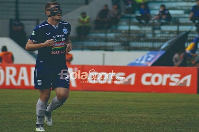 Bek asing PSIS Semarang, Petar Planic, saat menghadapi Madura United di Stadion Moch Soebroto, Magelang, Kamis (12/7/2018).