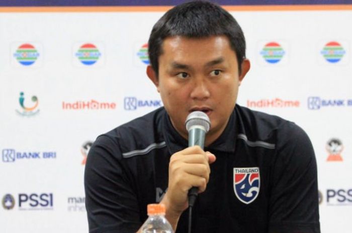 Pelatih timnas U-16 Thailand, Thongchai Rungreangleas.