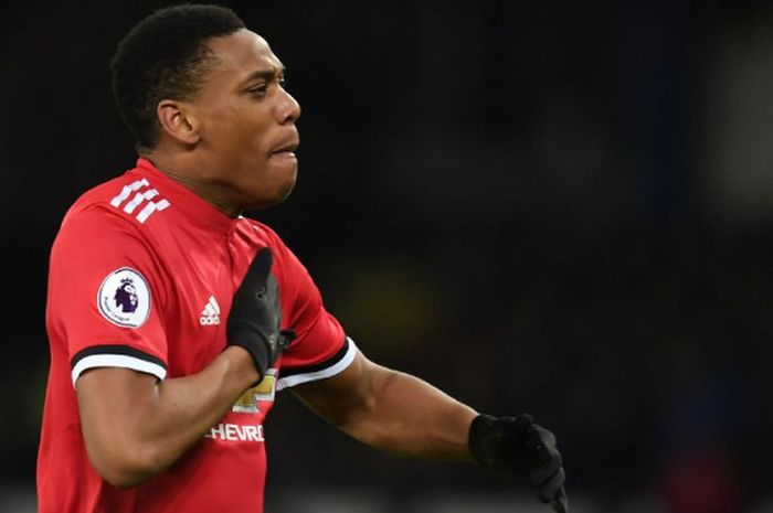 Pemain Manchester United, Anthony Martial,merayakan gol ke gawang Everton pada laga Liga Inggris di Goodison Park, Liverpool, 1 Januari 2018.