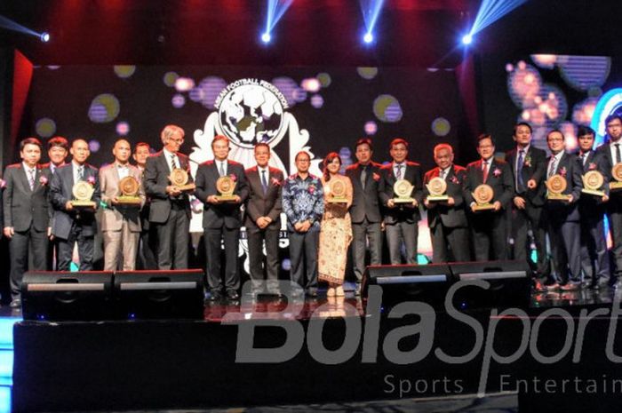 Foto bersama para pemenang seusai acara AFF Awards 2017 di Nusa Dua, Bali, Sabtu (23/9/2017).