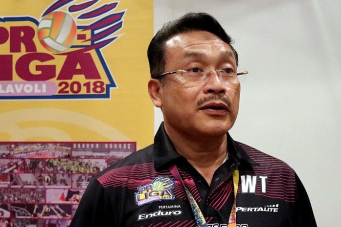 Manajer tim bola voli putri Jakarta Pertamina Energi, Widi Triyoso berbicara di sela konferensi pers final four Proliga 2018 di Malang, Kamis (28/3/2018).