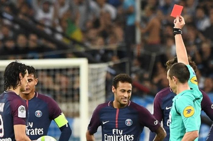 Striker Paris Saint-Germain, Neymar, hanya bisa tersenyum saat wasit Ruddy Burquet memberikan kartu merah untuknya di laga melawan Marseille, Minggu (22/10/2017).