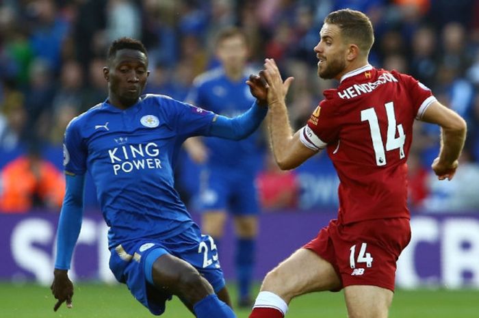 Gelandang Leicester City, Wilfred Ndidi (kiri), melepaskan tekel kepada kapten Liverpool FC, Jordan Henderson, dalam laga Liga Inggris di Stadion King Power, Leicester, pada 23 September 2017.