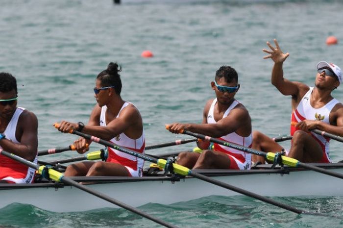 Regu dayung putra Indonesia bersiap-siap di garis start pada penyisihan dayung empat putra di Venue Rowing Jakabaring Sport City, Palembang, Sumatera Selatan, Rabu (22/8/2018).