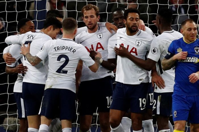 Striker Tottenham Hotspur, Harry Kane (tengah), merayakan gol yang dia cetak ke gawang AFC Wimbledon dalam laga ronde ketiga Piala FA di Stadion Wembley, London, Inggris, pada 7 Januari 2018.