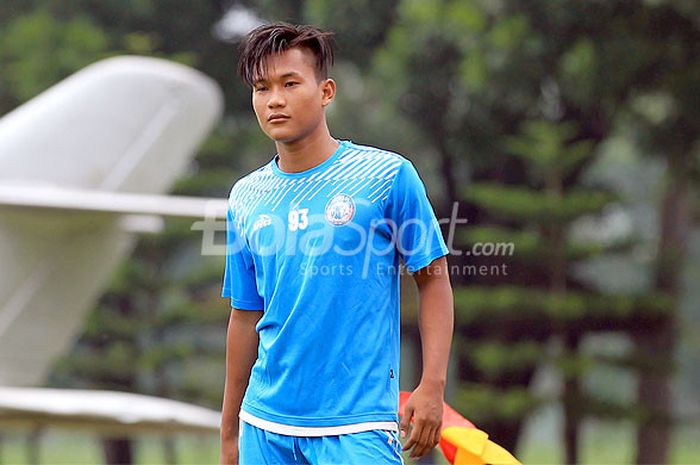 Striker muda Persela Lamongan, Ahmad Nur Hardianto, saat berlatih dengan tim Arema FC di Lapangan Dirgantara Kabupaten Malang, Jawa Timur, Senin (04/12/2017) sore.