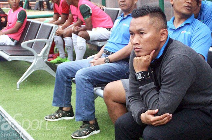 Pelatih PS Tira, Rudy Eka Priyambada berada di bangku cadangan pemain saat pertandingan kontra Perse