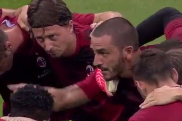 Kapten AC Milan, Leonardo Bonucci (ketiga dari kiri) memotivasi rekan setimnya di laga melawan Cagliari.