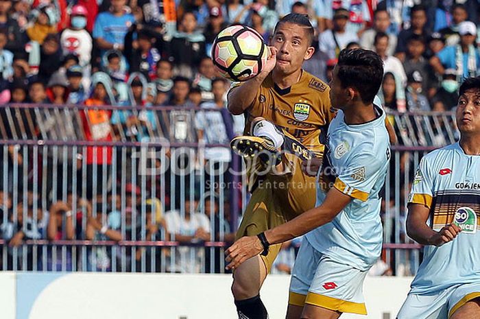 Gelandang Persib Bandung, Kim Jeffrey Kurniawan (tengah), berupaya mengontrol bola dibayangi pemain Persela dalam laga pekan ke-31 Liga 1 di Stadion Surajaya Malang, Jawa Timur, Minggu (22/10/2017) sore.