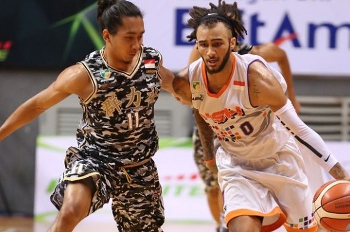 Guard asing NSH Jakarta, Gary Jacobs (jersey putih, #0), dijaga ketat pemain CLS Knights, Arif Hidayat, pada pertandingan Seri IV Indonesian Basketball League (IBL) Pertalite di BritAma Arena, Jakarta, Minggu (19/2/2017).