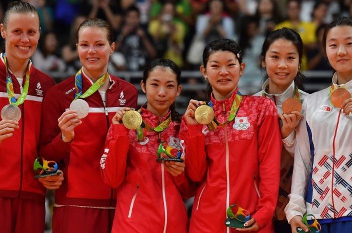 Pasangan ganda putri Jepang, Misaki Matsutomo/Ayaka Takahashi, berfoto bersama para peraih medali Olimpiade Rio lainnya, Christinna Pedersen/Kamilla Rytter Juhl (Denmark, kiri) dan Jung Kyung-eun/Shin Seung-chan (Korea Selatan, kanan) di atas podium di Riocentro Pavilion 4, Rio de Janeiro, Brasil, Kamis (18/8/2016).