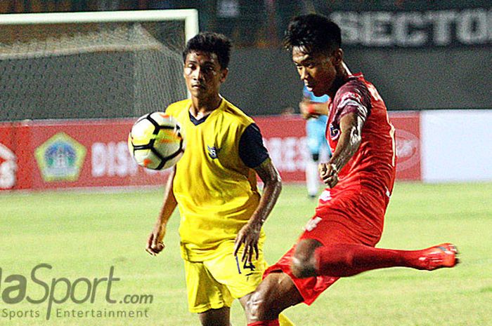 Pemain belakang Persigo Semeru FC, Muhammad Antoni berusaha menghalau bola pada laga Liga 2 wilayah timur kontra Persegres Gresik United, Kamis (26/4/2018) malam di Stadion Gelora Joko Samudro.