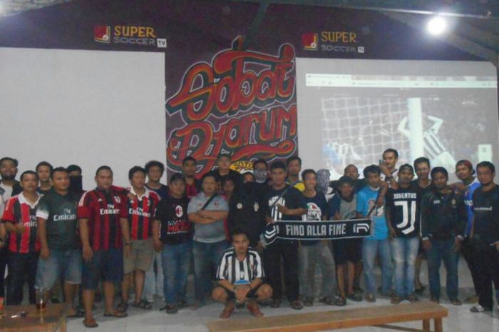 Juventus Club Indonesia (JCI) Solo dan Misez (suporter AC Milan) Solo Raya berfoto bersama usai menggelar nonton bareng laga Juventus vs Ac Milan, Minggu (1/4/2018).